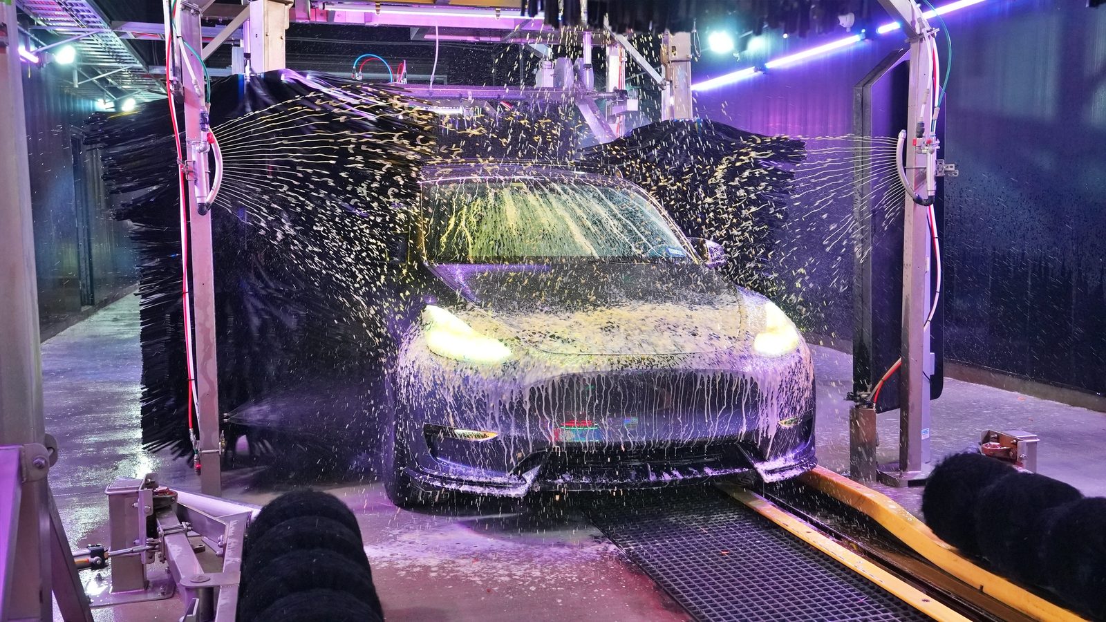 Foam covering a car during a real Spark tunnel wash